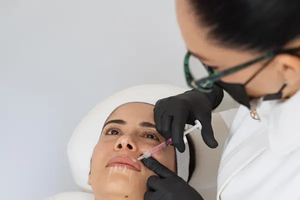 Cuando se habla de armonización facial, una de las dudas más frecuentes es: ¿el ácido hialurónico en labios qué precio tiene? Comprender los factores que influyen en su costo te...